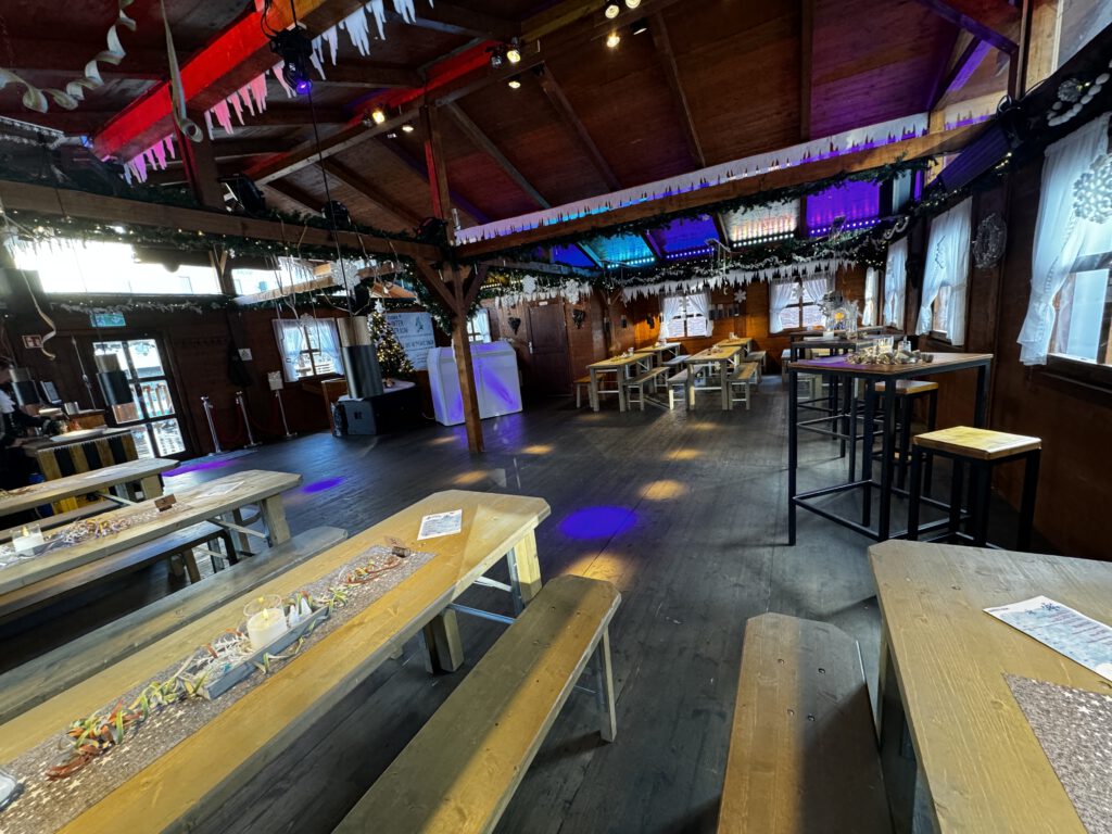 Die X-Mas Lounge/Eislounge als Partylocation mit DJ und Tanzfläche