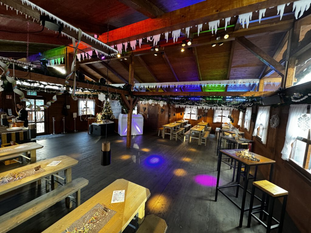 Die X-Mas Lounge/Eislounge als Partylocation mit DJ und Tanzfläche