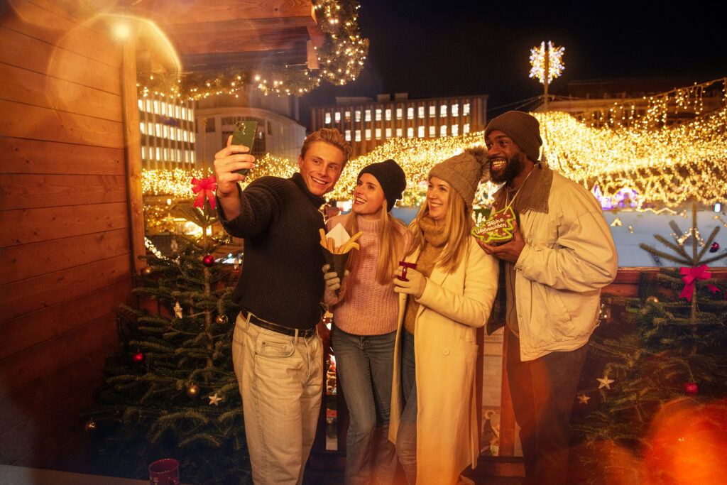 Die Terrasse der X-Mas Lounge mit Blick über den Weihnachtsmarkt