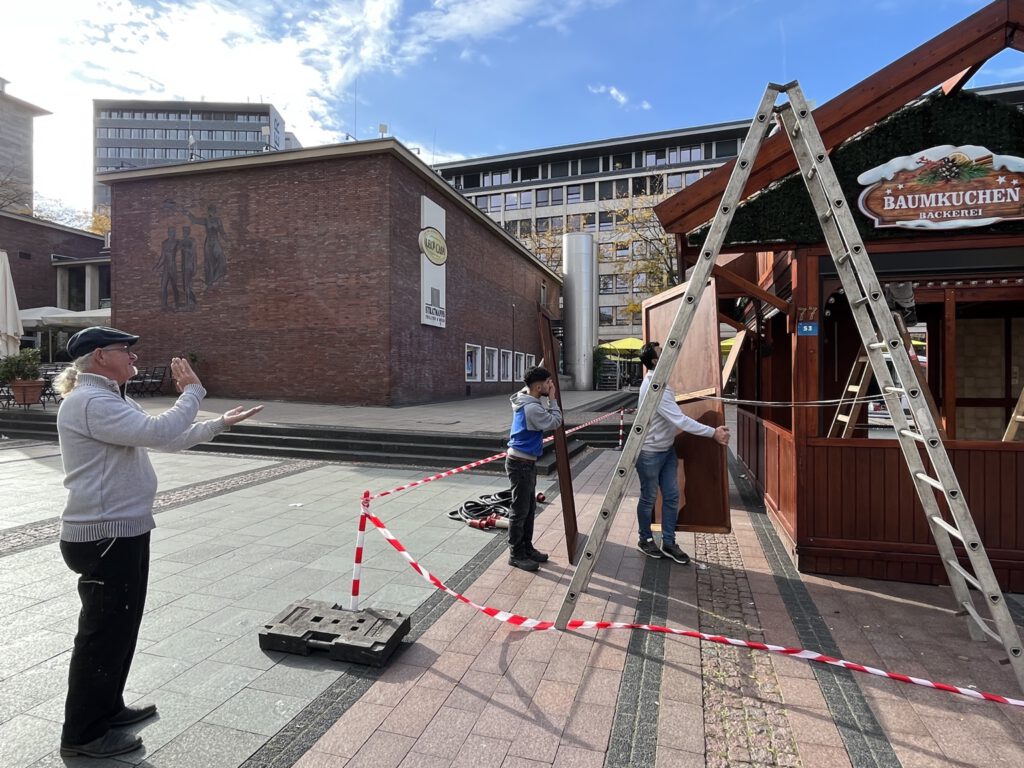 Montage und Holzarbeiten beim Aufbau der X-Mas Lounge