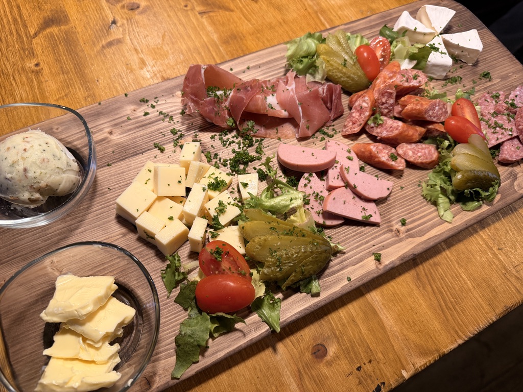 Herzhafte Brotzeitplatte mit Käse, Schinken und Wurstspezialitäten